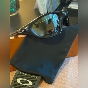 Sporty, slim lined sunglasses.😎